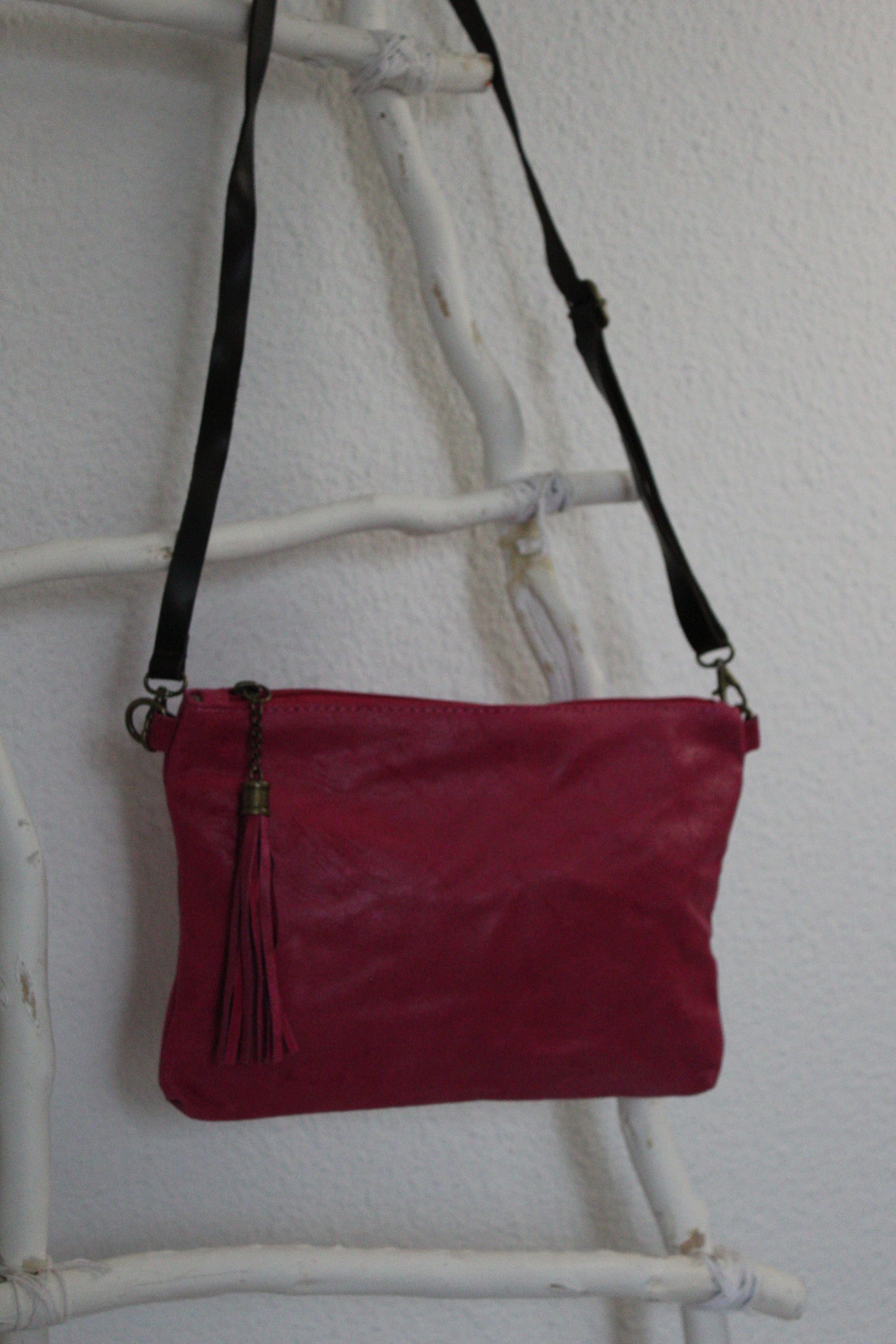 Bolso de mano y bandolera en color fucsia de piel