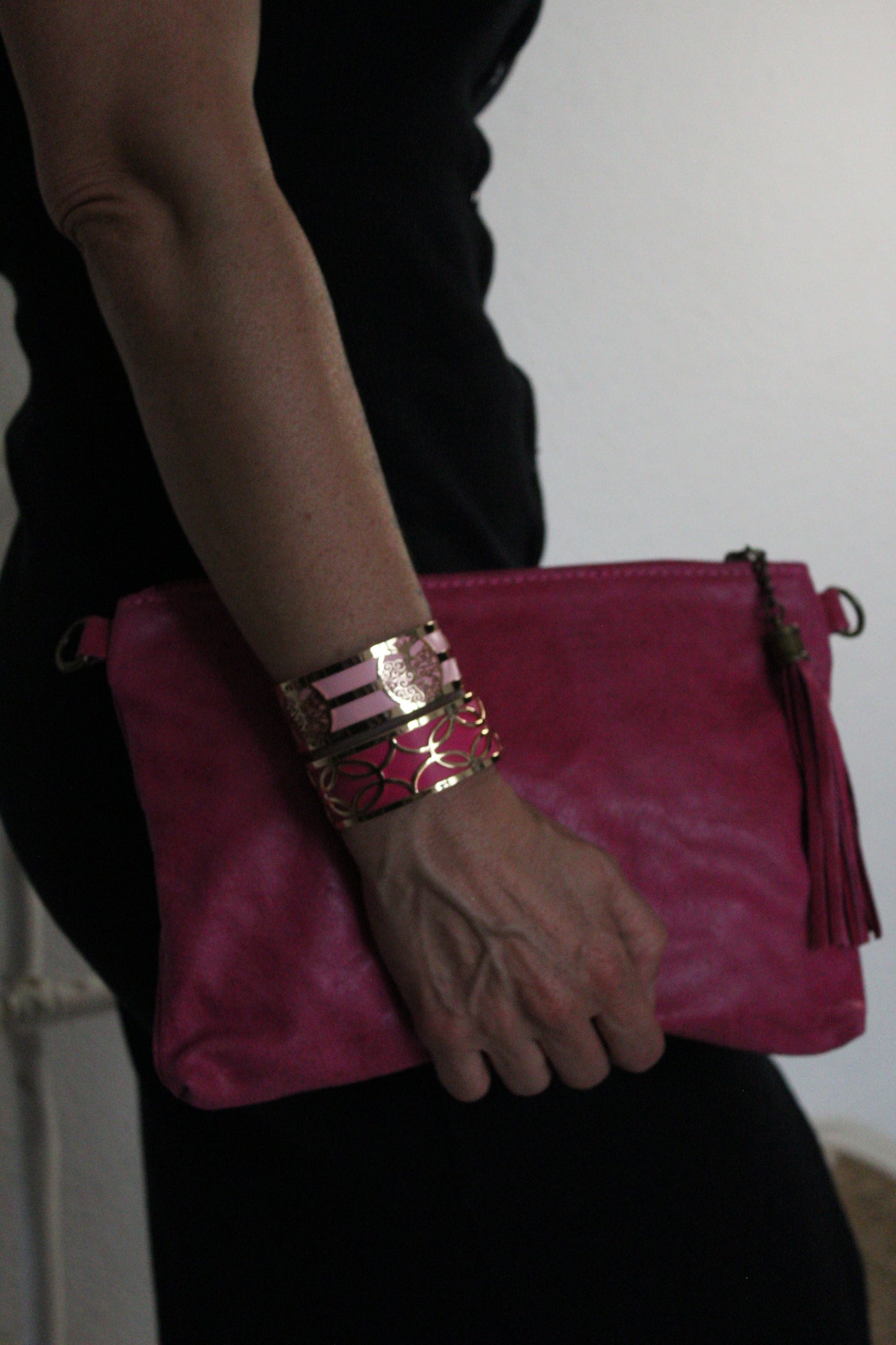 Bolso de mano y bandolera en color fucsia de piel