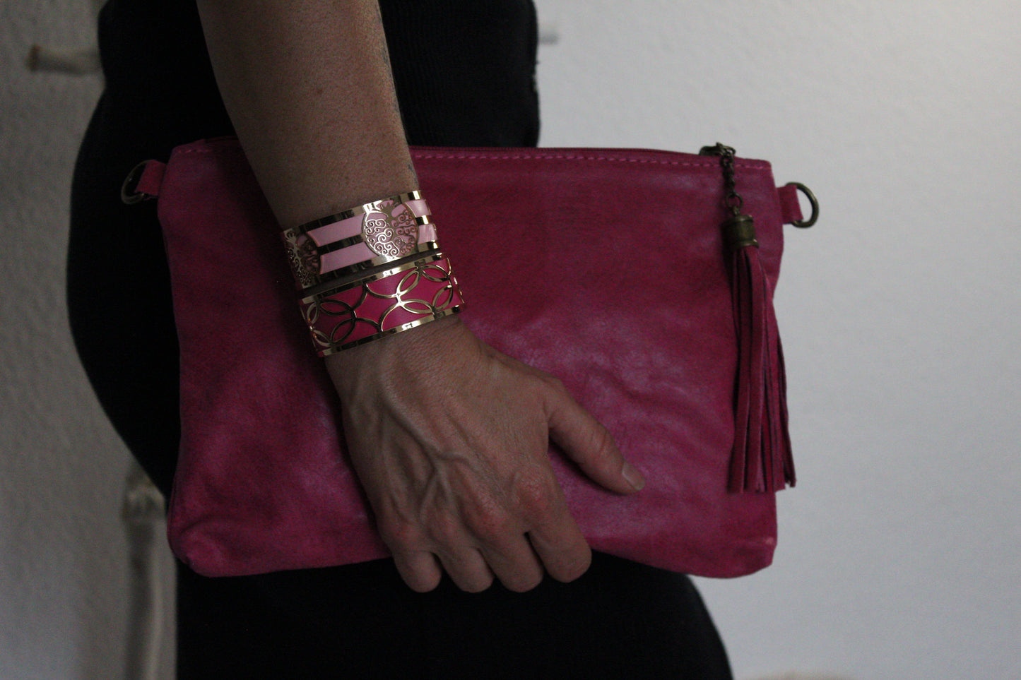 Bolso de mano y bandolera en color fucsia de piel