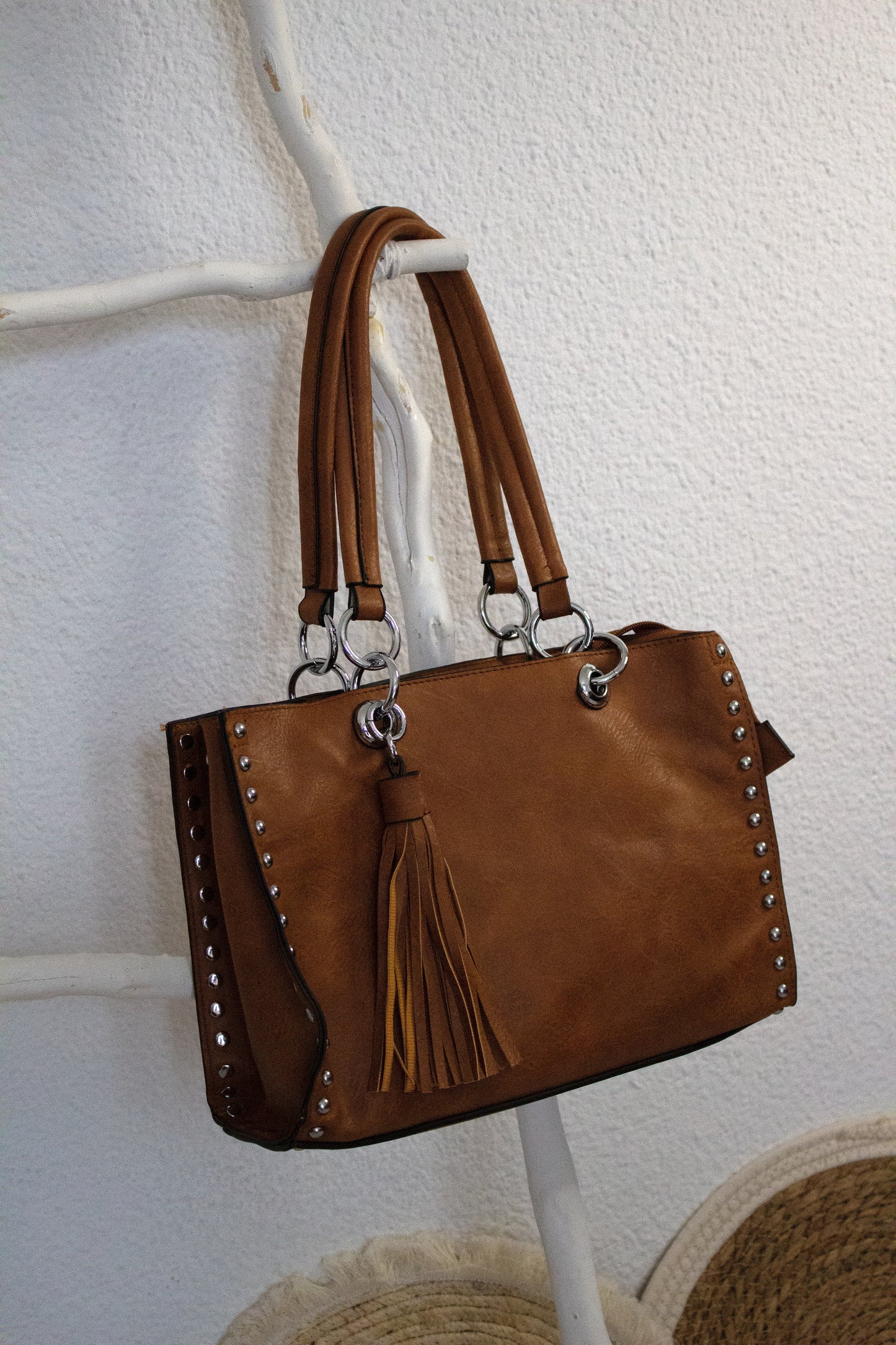 Bolso shopper o shopping tachuelas color camel