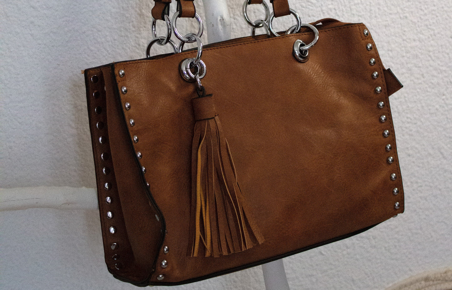 Bolso shopper o shopping tachuelas color camel