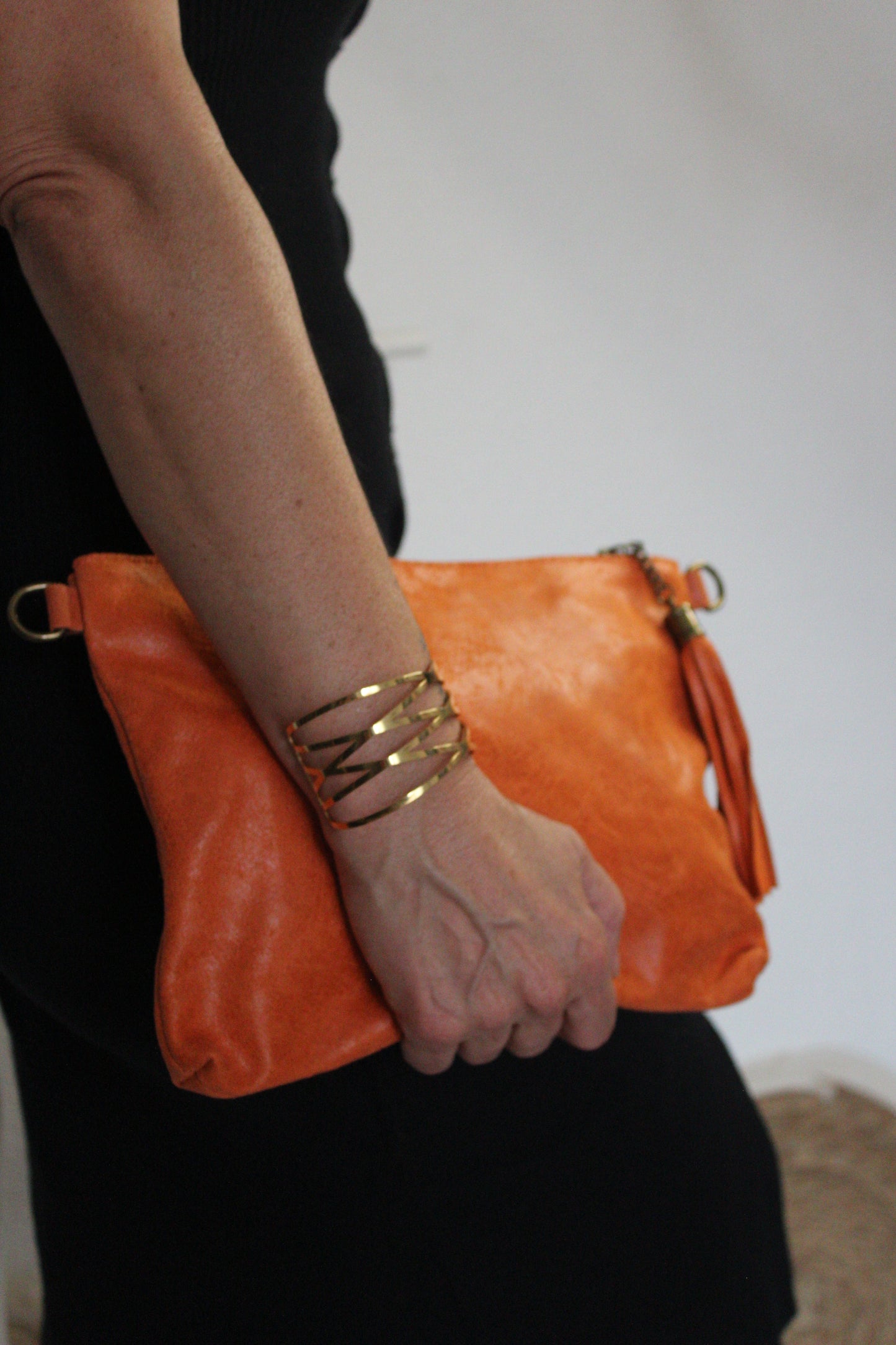 Bolso de mano y bandolera en color naranja de piel