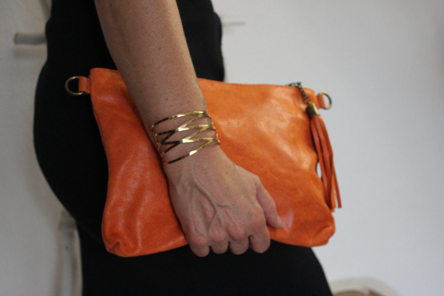 Bolso de mano y bandolera en color naranja de piel