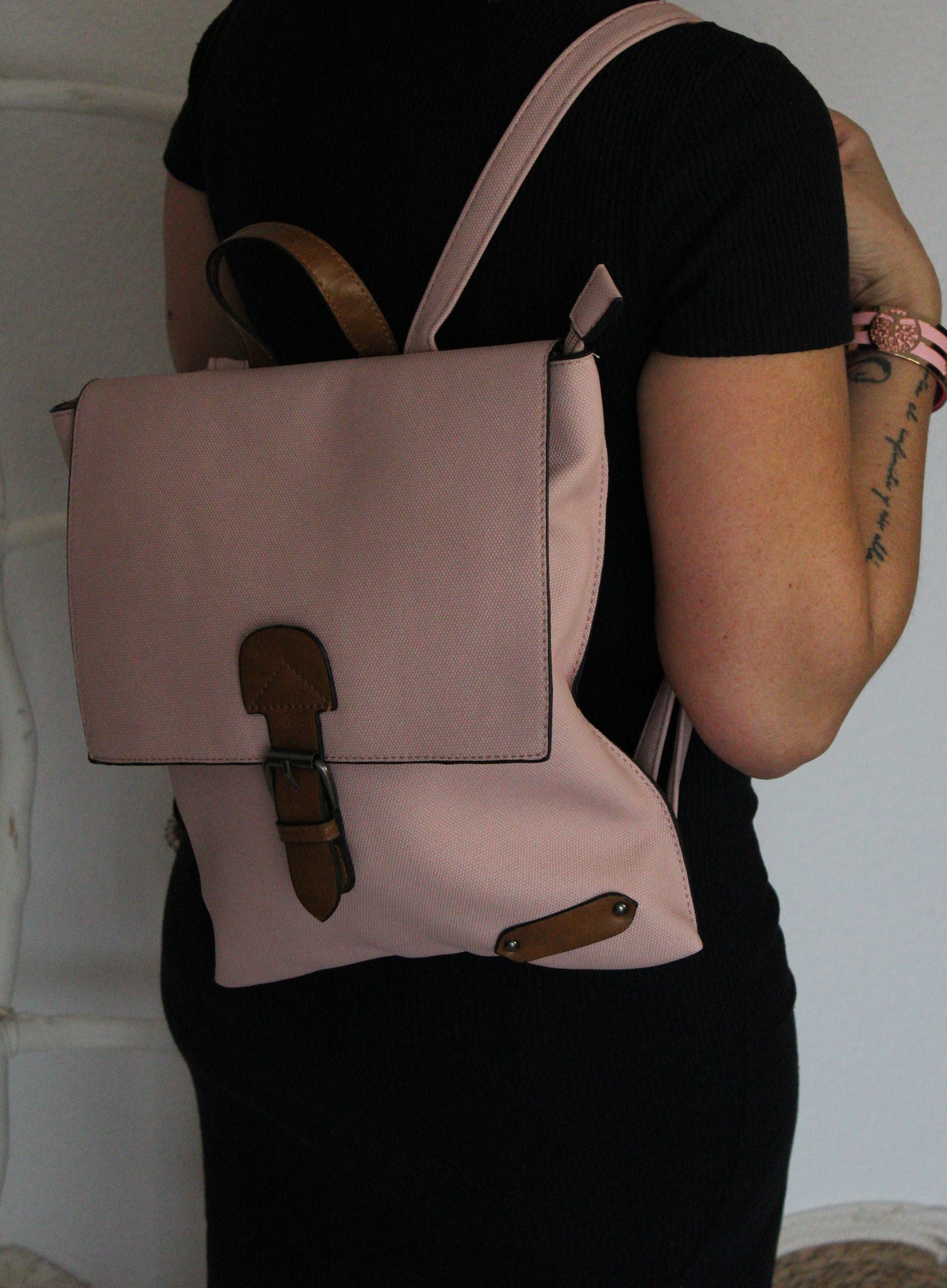 Mochila minimalista de lona rosa