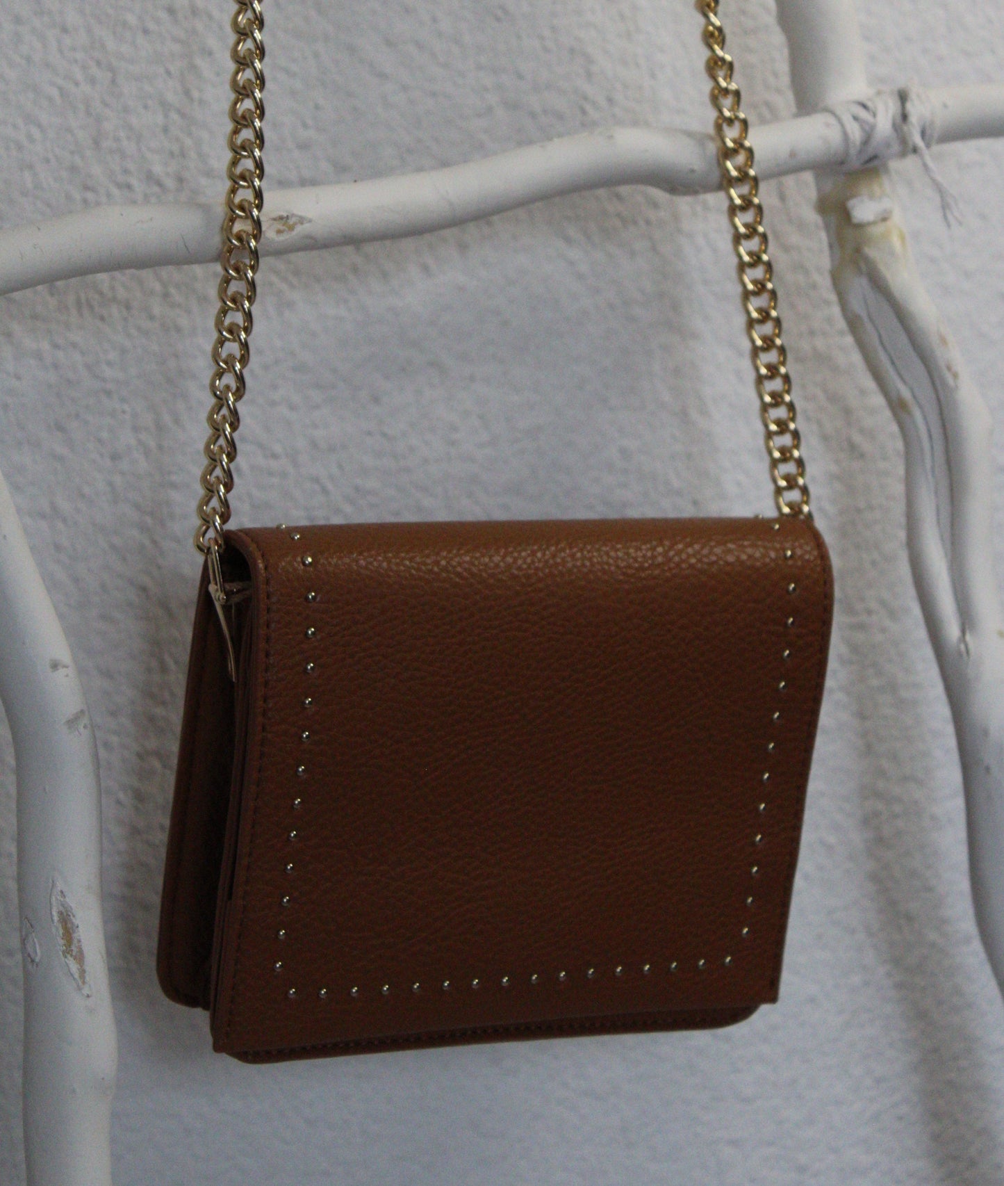 Mini bolso con tachuelas y cadena